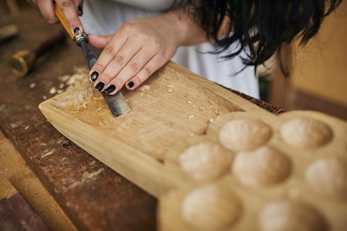 Archivo - Una persona trabaja con madera en la EASD Antonio Faílde, a 19 de mayo de 2023, en Ourense, Galicia (España). 