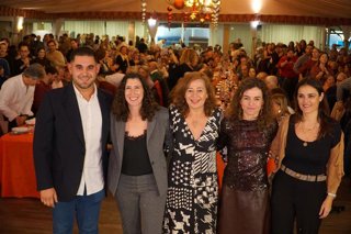 La secretaria general del PSIB-PSOE, Francina Armengol, y la secretaria general de la Federació Socialista de Mallorca (FSM), Amanda Fernández, junto a otros representantes socialistas en la cena de Navidad de la FSM