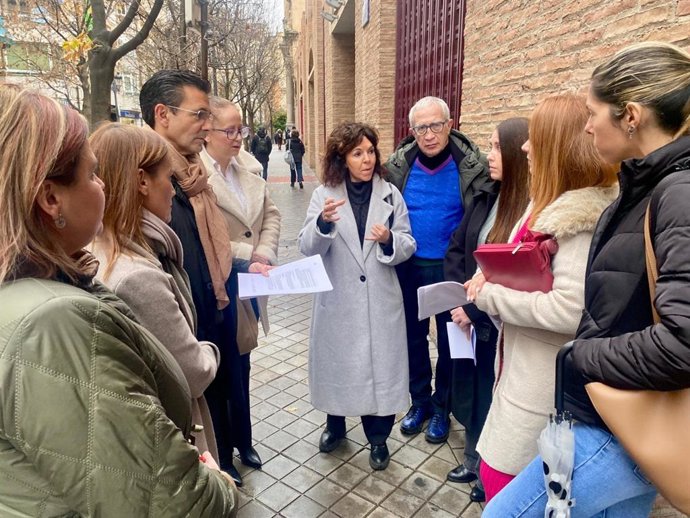 La parlamentaria del PSOE-A María Ángeles Prieto participa en una concentración a las puertas del Centro de Atención Temprana San Rafael de Granada.
