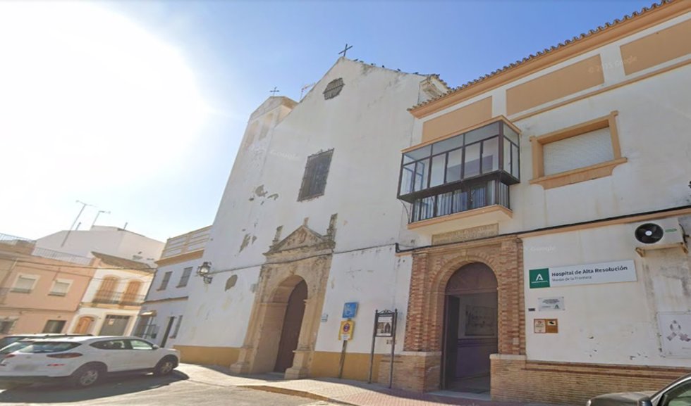 Evacuadas al hospital tres personas tras el incendio de una vivienda en Morón de la Frontera (Sevilla).