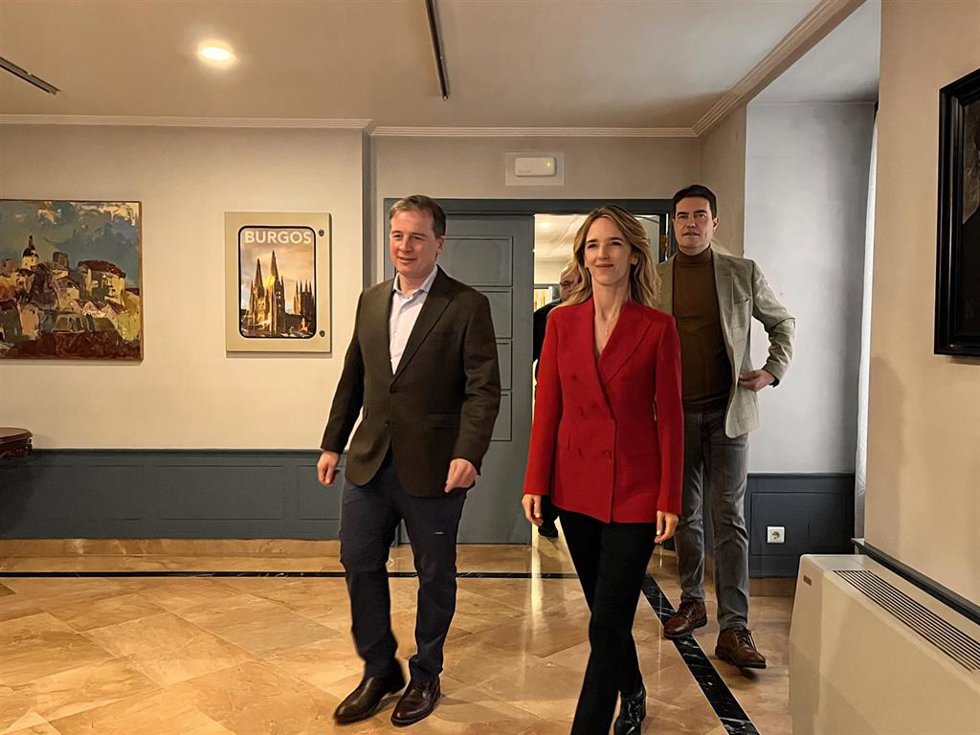 Álvarez de Toledo  con el presidente provincia del PP de Burgos, Borja Suárez, y el diputado Ángel Ibáñez
