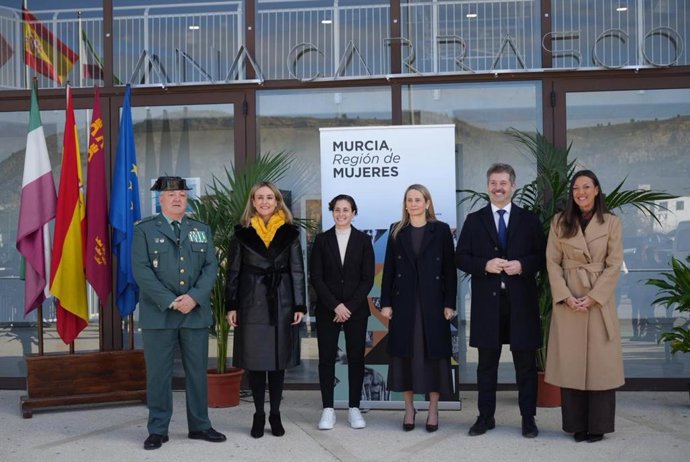 La consejera de Política Social, Familias e Igualdad, Conchita Ruiz; la consejera de Turismo, Cultura, Juventud y Deportes, Carmen Conesa, y la alcaldesa de Cehegín, Maravillas Alicia del Amor, junto a la deportista, Ana Carrasco