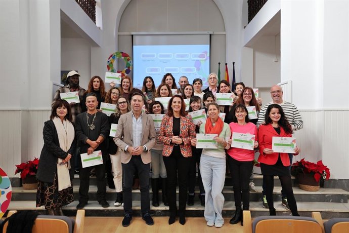 La vicepresidenta de Ciudadanía y Equilibrio Territorial, Antonia Ledesma, junto a representantes de los proyectos finalistas de la III Incubadora de Emprendimiento de La Noria de la Diputación de Málaga.