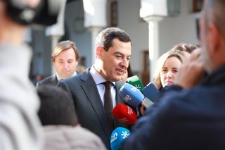 El presidente de la Junta de Andalucía, Juanma Moreno, atiende a los medios en el pleno del Parlamento andaluz. A 18 de diciembre de 2025, en Sevilla (Foto de archivo).