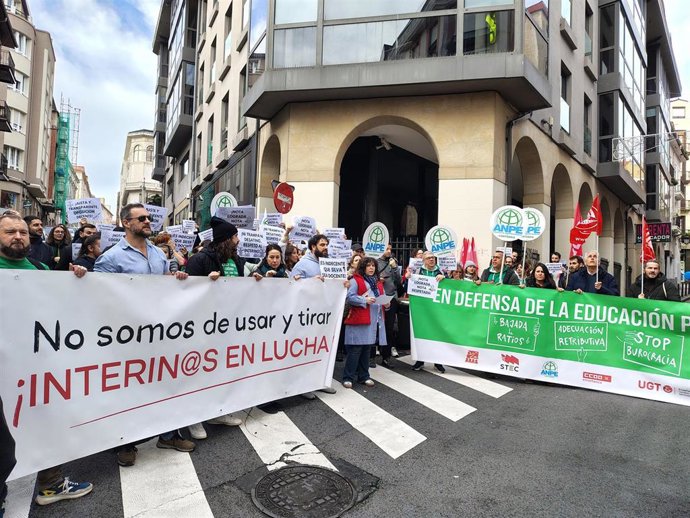 Cerca de medio centenar de docentes protestan en la Consejería por unas oposiciones "justas y de calidad"