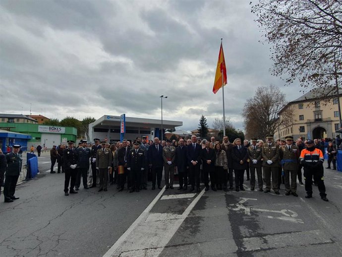 Foto De Familia De Autoridades Y Civiles Que Han Protagonizado El Izado De La Bandera