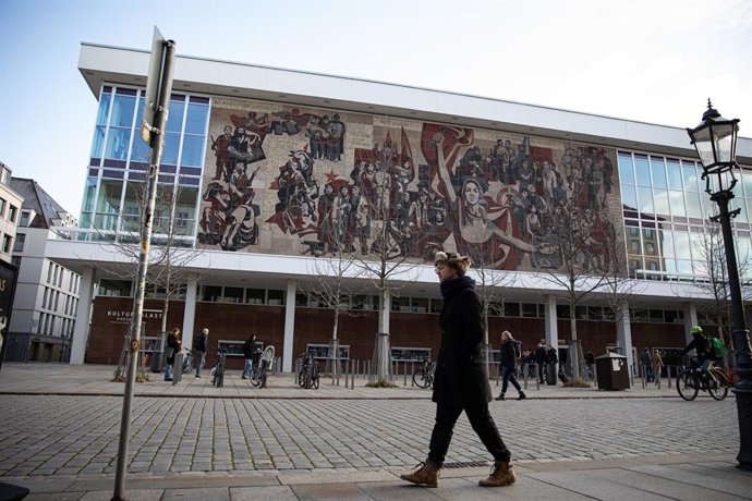 November 22, 2025, Dresden, Sachsen, Germany: On a cold Saturday, November 22, 2025, people walked near the Frauenkirche as workers continued building the Dresdner Striezelmarkt ahead of its scheduled opening on November 26 in Dresden, Germany. Heavy conc