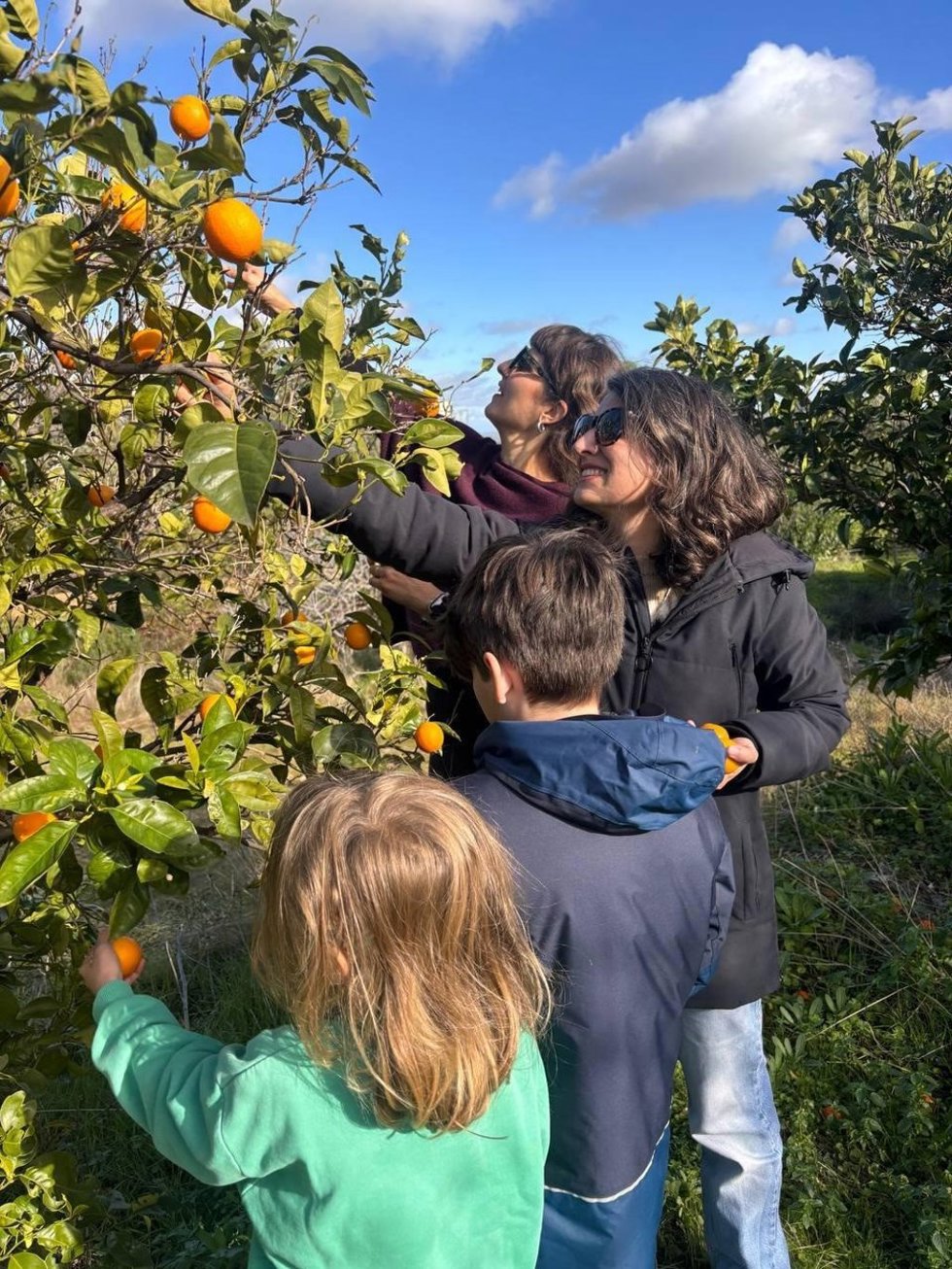 La candidata de Unidas por Extremadura a la presidencia de la Junta, Irene de Miguel, en el campo junto a su familia y amigos