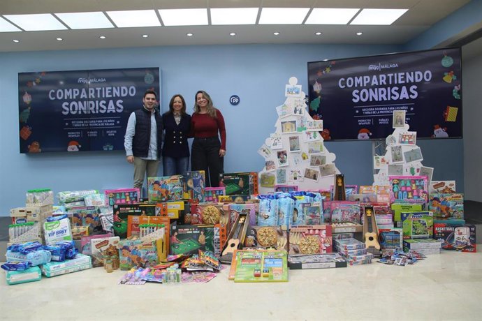 PP de Málaga realiza la tradicional recogida solidaria de juguetes 'Compartiendo Sonrisas'.