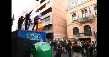 Cuatro encapuchados queman una bandera española en Bilbao al paso de la marcha de Ernai por la independencia