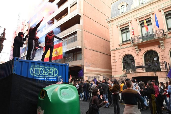 Encapuchados queman una bandera española en Bilbao en una manifestación de Ernai