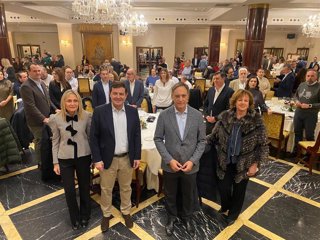 El presidente del Partido Popular de Castilla y León, Alfonso Fernández Mañueco, junto al alcalde de la capital salmantina, Carlos García Carbayo