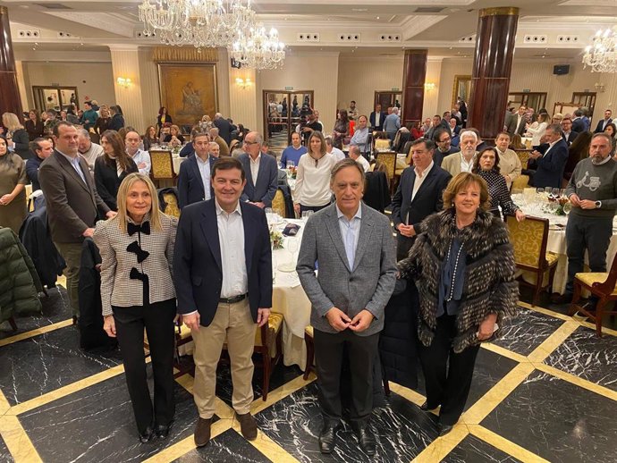 El presidente del Partido Popular de Castilla y León, Alfonso Fernández Mañueco, junto al alcalde de la capital salmantina, Carlos García Carbayo
