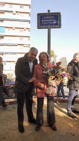 La doctora en Historia de América Enriqueta Vila Vilar y el alcalde de Sevilla, José Luis Sanz, en el parque rotulado con el nombre de la reconocida figura intelectual sevillana.