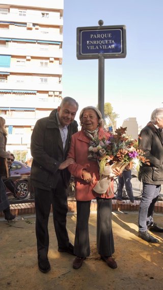 La doctora en Historia de América Enriqueta Vila Vilar y el alcalde de Sevilla, José Luis Sanz, en el parque rotulado con el nombre de la reconocida figura intelectual sevillana.