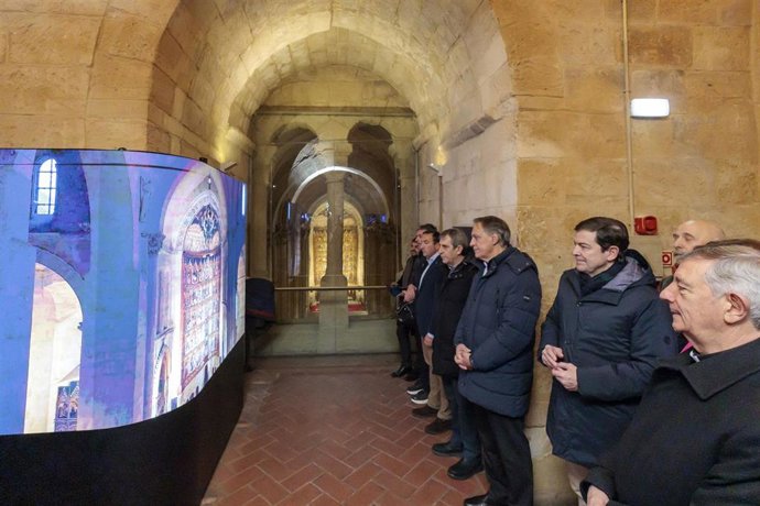 El presidente de la Junta de Castilla y León, Alfonso Fernández Mañueco, ha visitado hoy, en la Catedral de Salamanca, el renovado recorrido de 'Ieronimus', denominado desde este momento como '+Ieronimus'