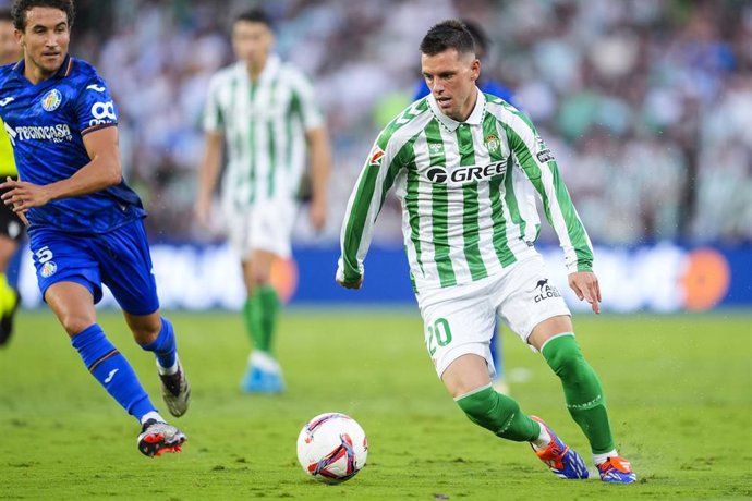 Archivo - Giovani Lo Celso y Luis Milla durante el Real Betis-Getafe CF de LaLiga EA Sports 24-25