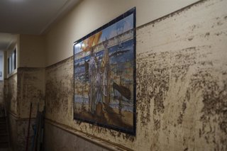 Archivo - Un cuadro lleno de barro, a 6 de noviembre de 2024, en Paiporta, Valencia, tras la dana. 