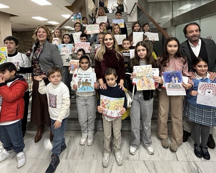 Los niños premiados en el tercer Concurso de Dibujos y Postales Navideñas en Córdoba.