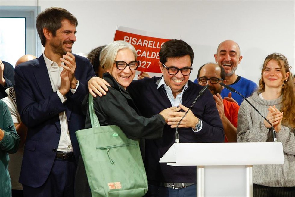 El diputado del grupo parlamentario Sumar, Gerardo Pisarello (d), acompañado por el ministro de Cultura, Ernest Urtasun (i) y la exalcaldesa de Barcelona, Ada Colau (c), durante el acto de presentación de su candidatura a las primarias de BComú para la