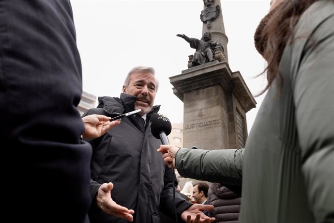 El presidente Azcón frente al monumento al Justicia.