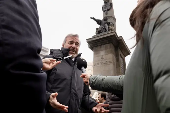 El presidente Azcón frente al monumento al Justicia. - FABIÁN SIMÓN