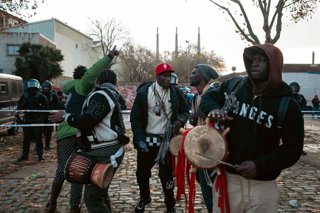 Varias personas desalojadas del B9 de Badalona, en una imagen de archivo.