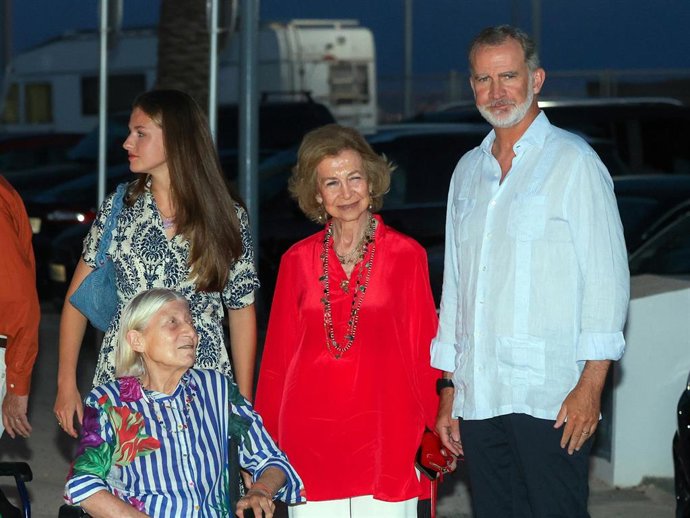 Archivo - La Reina Letizia, la infanta Sofía, Irene de Grecia, Leonor de Borbón, Tatiana Radziwill,  la reina Sofía, Jean Henry Fruchaud y el Rey Felipe IV llegan al restaurante "Mía", a 4 de agosto de 2024, en Palma de Mallorca (Islas Baleares, España)