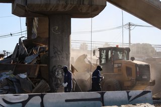 Santiago, 16 de diciembre 2025.  La Municipalidad de Maipu junto a Carabineros realizan el desalojo y demolicion de la toma El Trebol , ubicada en Camino a Melipilla con Santa Marta  Diego Martin/Aton Chile