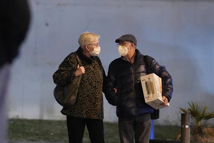 Diverses persones amb mascareta a la seva sortida de l'Hospital Universitari Vall d'Hebron, en una imatge d'arxiu.