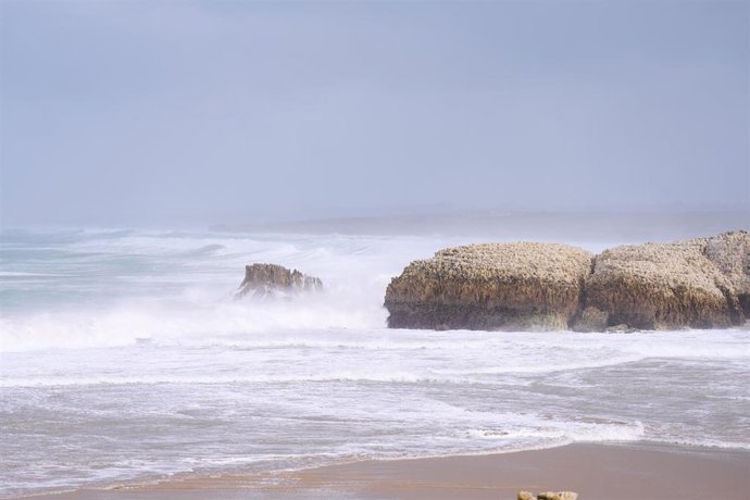 Archivo - Olas rompiendo en Santander.-ARCHIVO