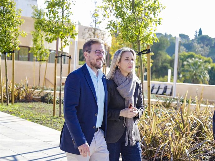 La alcaldesa de Alcalá de Guadaíra (Sevilla), Ana Isabel Jiménez, junto al subdelegado de Gobierno, Francisco Toscano Rodero.