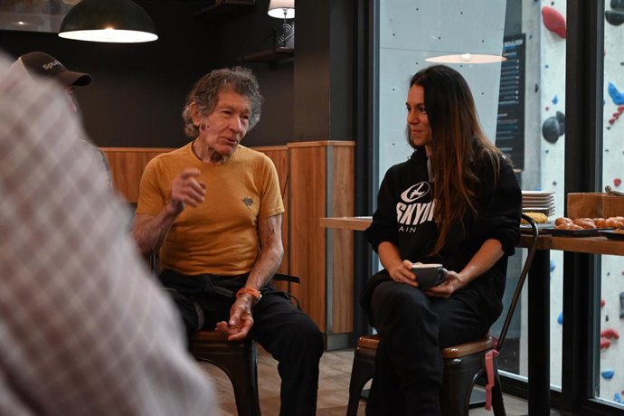El alpinista español Carlos Soria conversa con la prensa.
