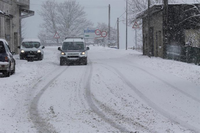 Archivo - Una furgoneta circula por una calle cubierta de nieve, a 26 de enero de 2023, en Pedrafita do Cebreiro, Lugo, Galicia (España). Hay un corredor que forman el anticiclón al norte de la Península y una borrasca sobre el Mediterráneo, lo que está p