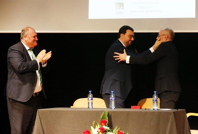 Adrián Barbón felicitando a Luis Felipe Fernández