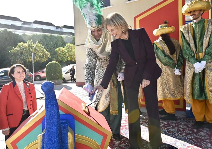 La alcaldesa de Jerez de la Frontera, María José García-Pelayo, visitando al Cartero Real.