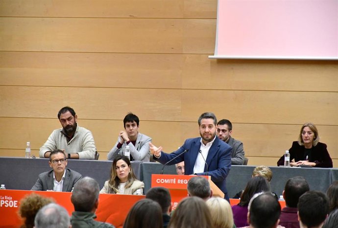 El secretario general del PSOE, Javier García, en el comité regional