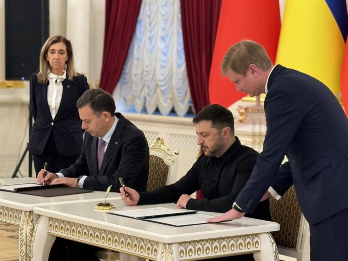 El primer ministro de Portugal, Luís Montenegro, y el presidente ucraniano, Volodimir Zelenski