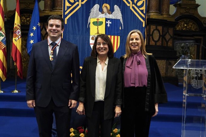 La Justicia de Aragón, Concepción Gimeno, flanqueada por el bioquímico Alberto J. Schuhmacher, Medalla de la Institución, y Rosa Lorente, directora del Ramiro Soláns, distinguido con el Diploma de Reconocimiento de los Servicios a Aragón.
