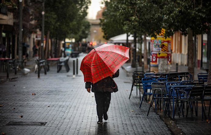 Archivo - Arquivo - Uma pessoa caminha com um guarda-chuva em 17 de janeiro de 2023 em Barcelona, Catalunha, Espanha. A sétima grande tempestade da temporada trouxe vento, ondas, neve e chuva para as quatro províncias catalãs, que devem sofrer uma queda n