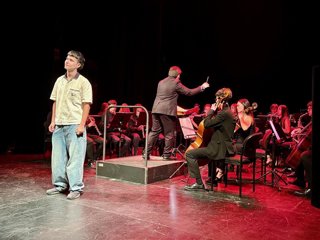 El espectáculo benéfico 'Una noche musical en los 80's' de la Orquesta Alborán en el Teatro Apolo de Almería.