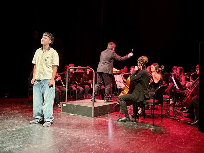 El espectáculo benéfico 'Una noche musical en los 80's' de la Orquesta Alborán en el Teatro Apolo de Almería.