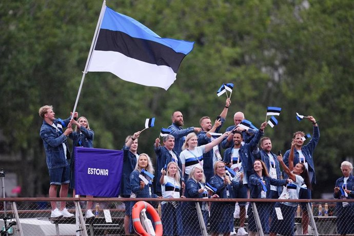 Archivo - 26 July 2024, France, Paris: Estonia Olympic delegation sails on the river Seine during the opening ceremony of the Paris 2024 Olympic Games. Photo: John Walton/PA Wire/dpa