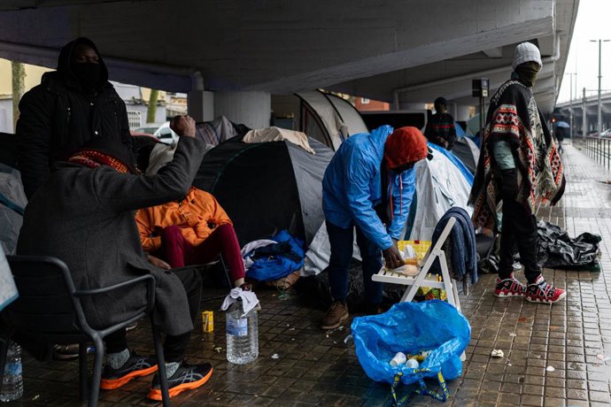 Persones desallotjades de l'antic Institut B9 de Badalona acampen sota la sortida 210 de la C-31, al barri de Sant Roc, a 20 de desembre de 2025, a Badalona, Barcelona, Catalunya (Espanya). Les fortes pluges que s'han obert pas en les últim