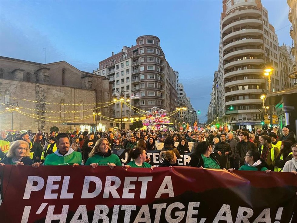 Manifestantes reclaman el derecho a la vivienda en Valncia.