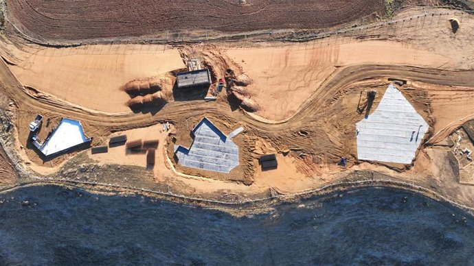 Los tres edificios que forman el nuevo Centro Arqueológico de Lancia comienzan a alzarse sobre Villasabariego (León)