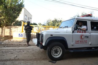 Ambulancia de la Media Luna Roja junto a un militar isarelí en Yenín, Cisjordania (archivo)