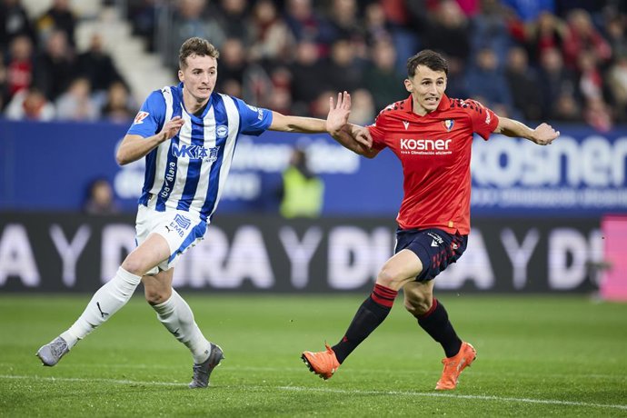 Jon Pacheco of Deportivo Alaves competes for the ball with Ante Budimir of CA Osasuna during the LaLiga EA Sports match between CA Osasuna and Deportivo Alaves at El Sadar on December 20, 2025, in Pamplona, Spain.