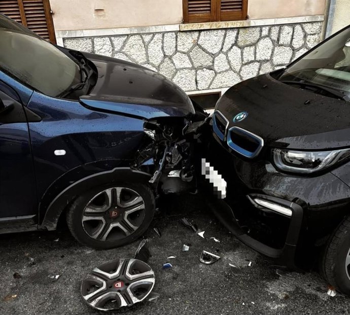 Vehículos estacionados en Selva dañados, con restos de otro vehículo escampados por la vía