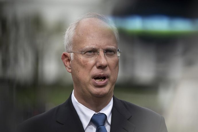 Archivo - April 3, 2025, Washington, District of Columbia, USA: Senior Russian negotiator KIRILL DMITRIEV answers questions from the press in Lafayette Square Park, across from the White House, after the meeting with the U.S. President Trump's envoy Steve